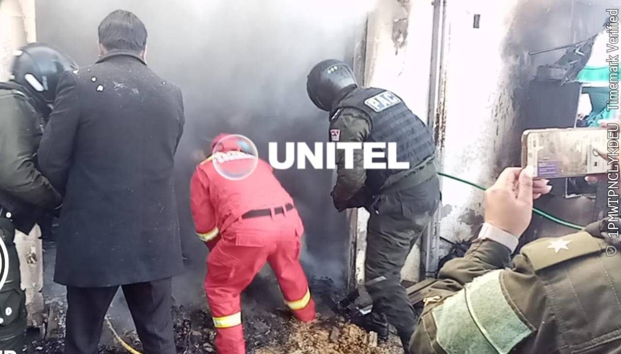 Una presunta falla eléctrica provocó un incendio en una vivienda de La Paz, los dueños salieron a tiempo