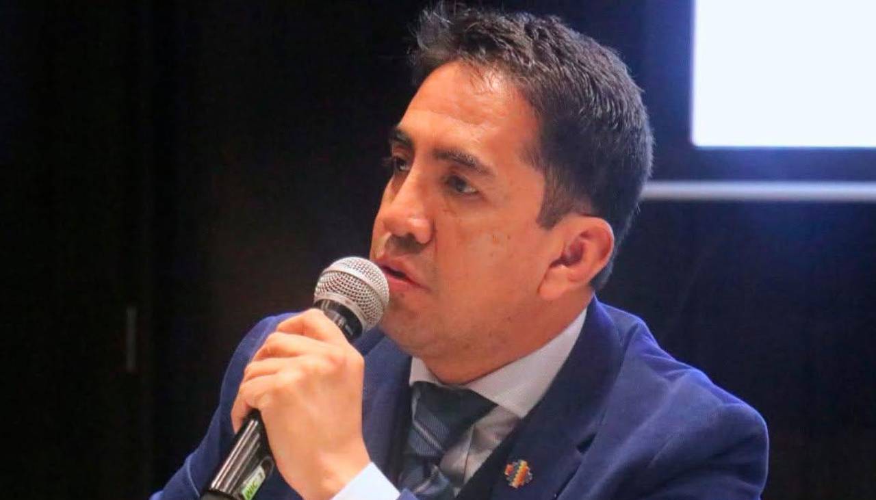Decreto que limita descuentos por planilla lo que hace es respetar la independencia sindical, dice ministro