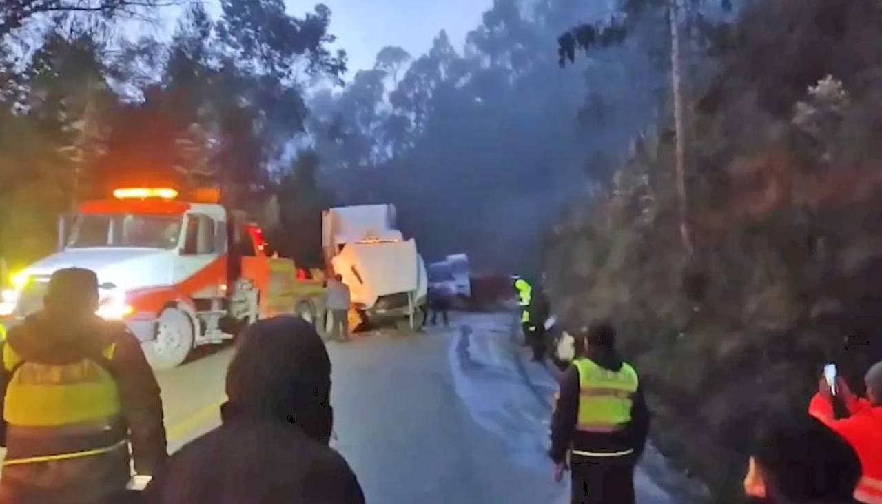 Tráiler vuelca en la ruta nueva Cochabamba – Santa Cruz y provoca el cierre temporal del tránsito en Colomi