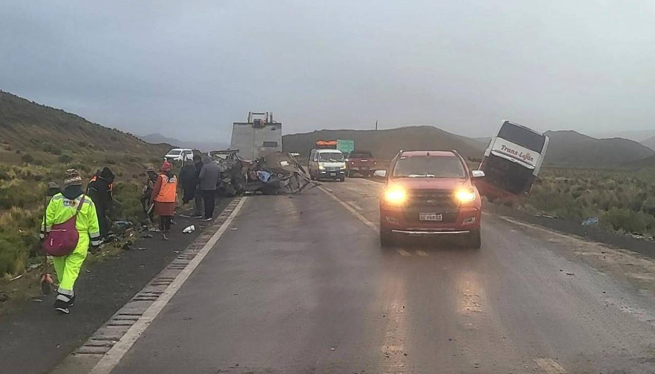 Aparatoso accidente: Un bus choca contra un camión en la ruta a Chile; reportan fallecidos y heridos