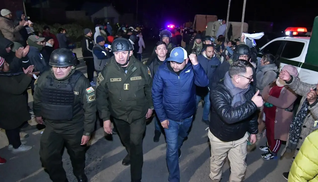 Militares y policías llegaron a Llallagua y fueron recibidos con pañuelos blancos y aplausos