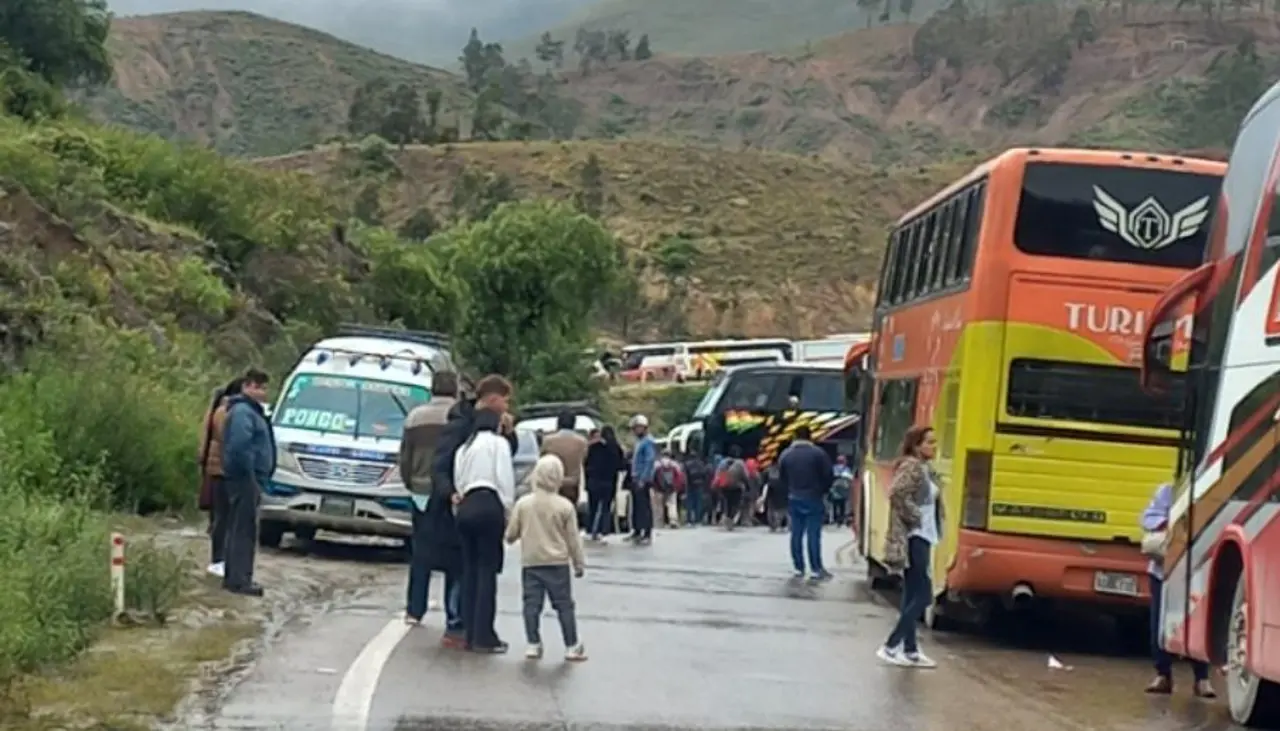 Derrumbe en la carretera Cochabamba con Oruro y La Paz provoca extensa fila de buses y camiones 