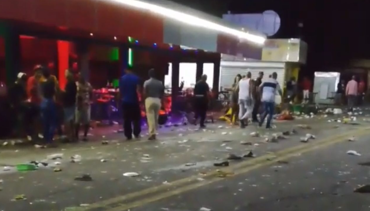 Seis personas murieron tras el choque de un camión contra un bar en República Dominicana