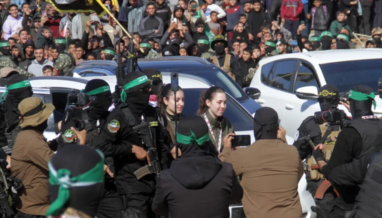 Las cuatro soldados liberadas de Gaza se dirigen en helicóptero a un hospital en Israel