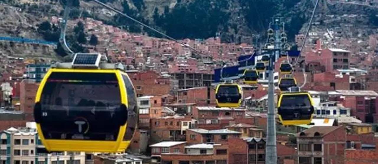 Usuario abre las puertas de una cabina del teleférico en movimiento y empresa advierte con denuncia formal