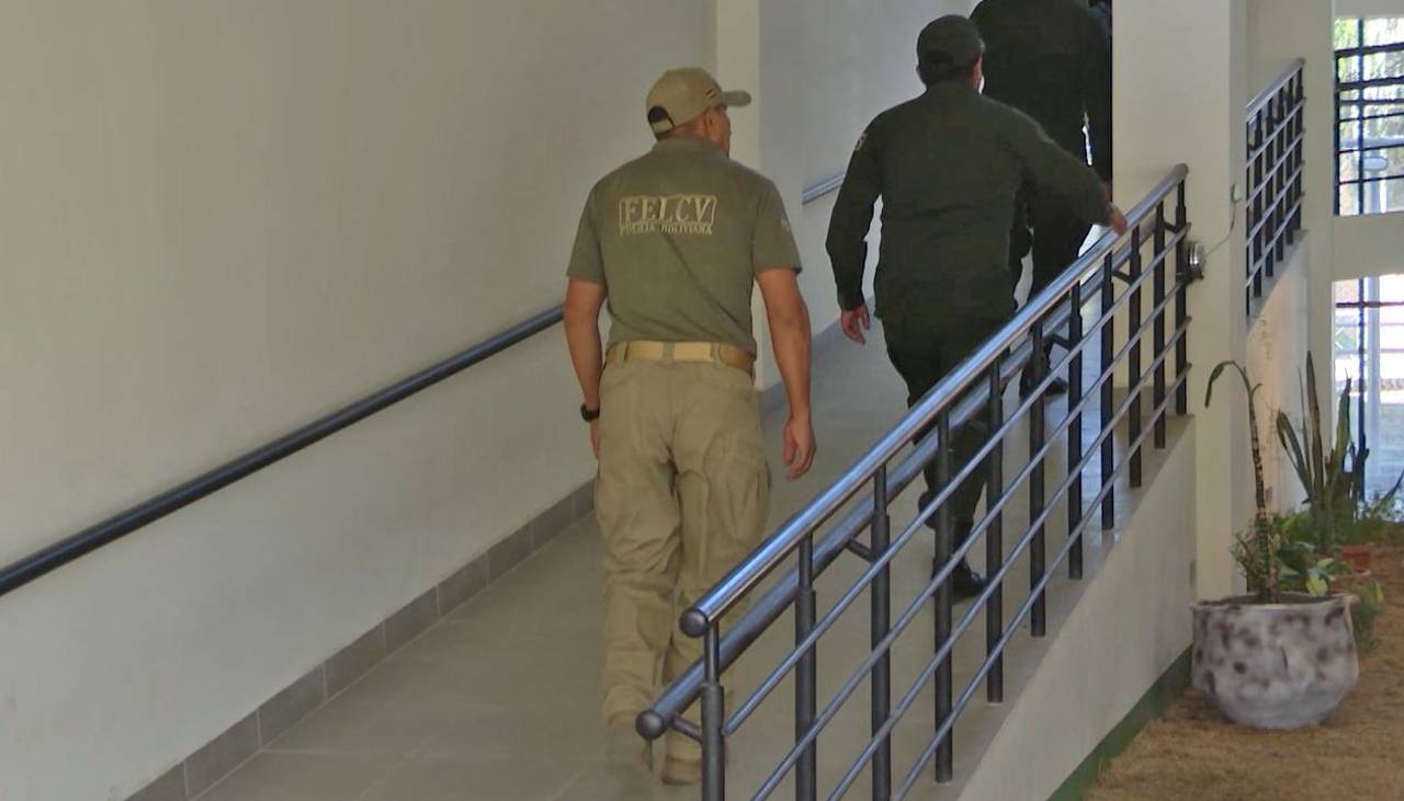 Envían a la cárcel a policía acusado de amenazar y agredir múltiples veces a su esposa