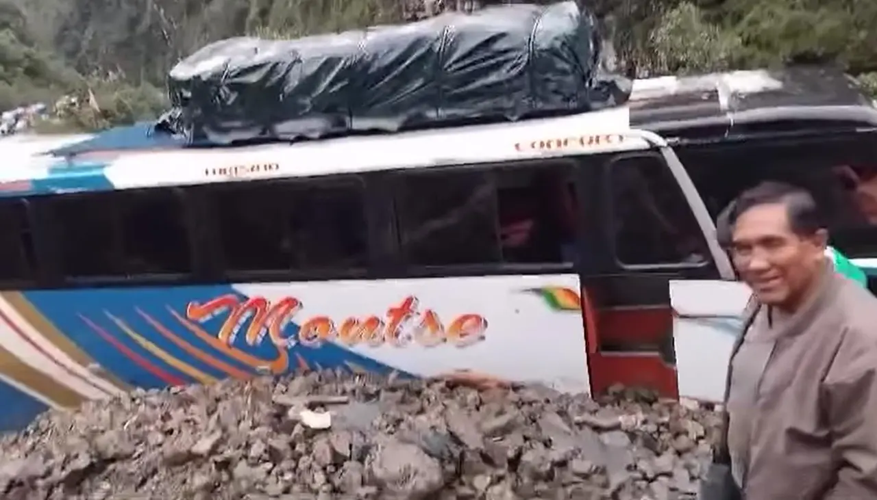 Bus con pasajeros quedó atrapado en una mazamorra en la carretera a los Yungas 