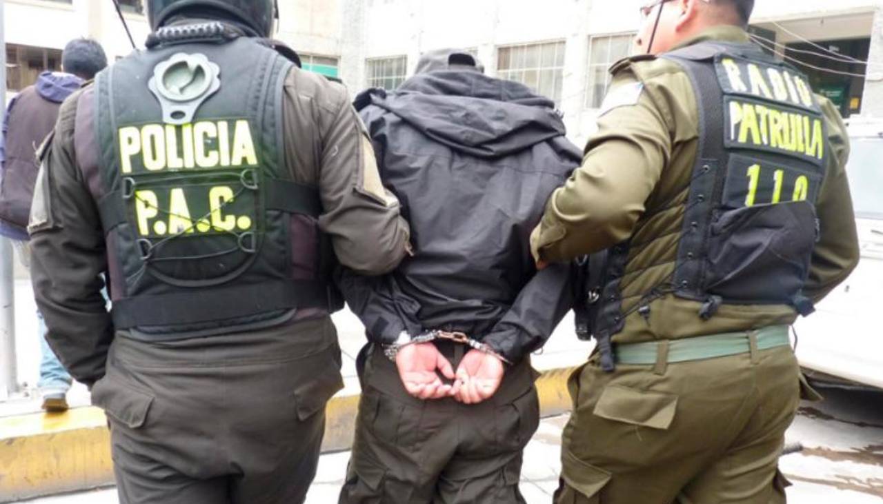 Capitán de la Policía detenido por pornografía será investigado también por violación, reporta abogado