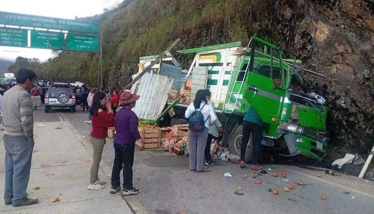 Dos fallecidos y seis heridos deja una triple colisión cerca del túnel de los Yungas de La Paz