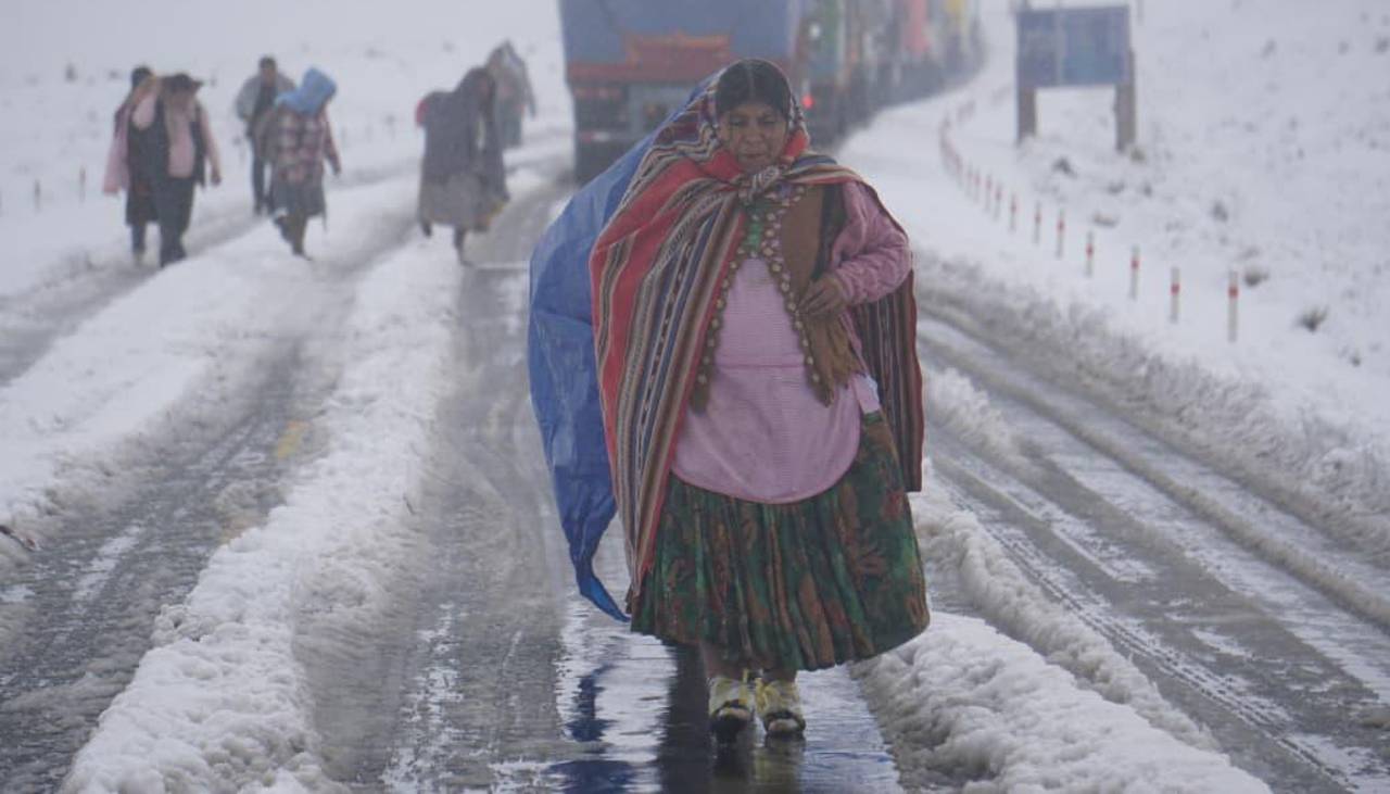 Atrapados por la nevada en La Paz: viajeros piden ayuda a las autoridades