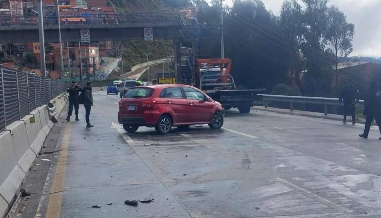 Un bus y otro vehículo chocan contra el separador de la autopista de La Paz tras el granizo