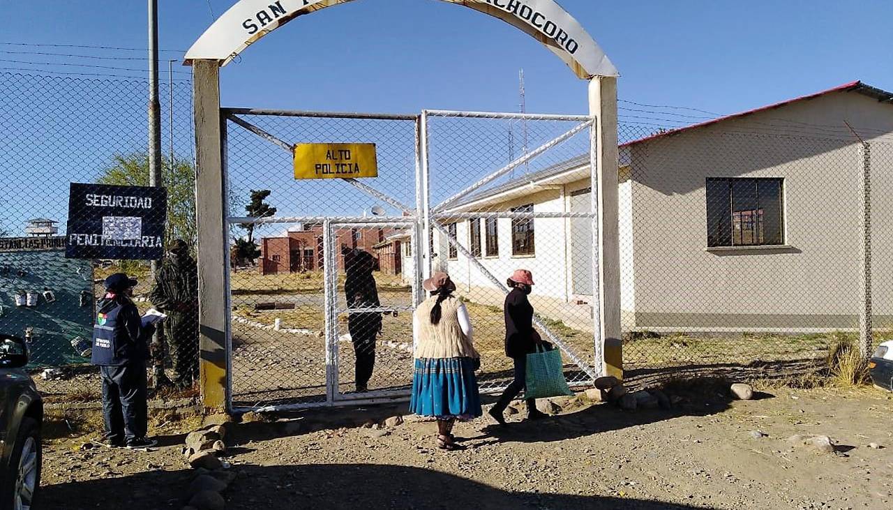 Sorprenden a un reo ahorcando con un cable y golpeando con un celular a su pareja en Chonchocoro