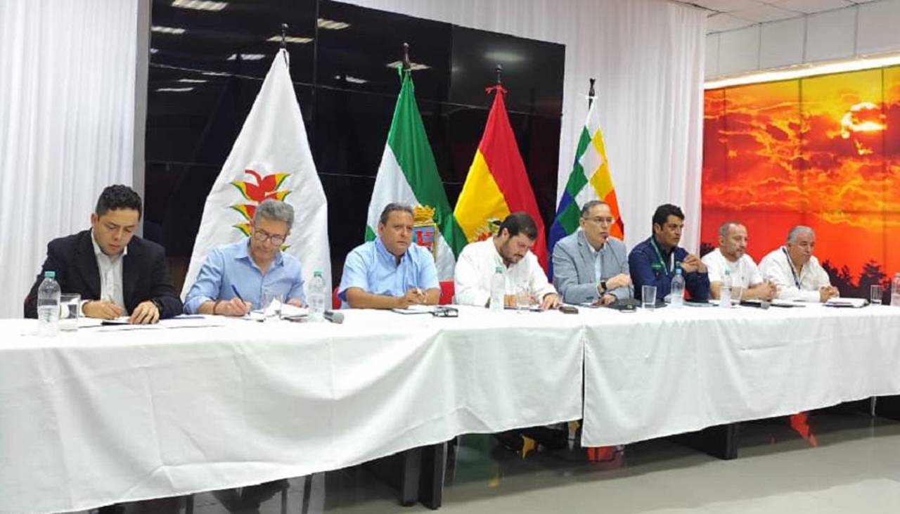 “Tenemos que darle solución a todos”: Se instala reunión de cívicos cruceños, mototaxistas y autoridades nacionales por la gasolina