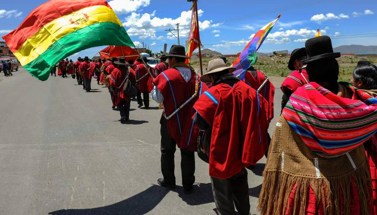 Falta de combustible: Ponchos Rojos dicen que van a cercar la plaza Murillo el miércoles hasta que el Gobierno les responda