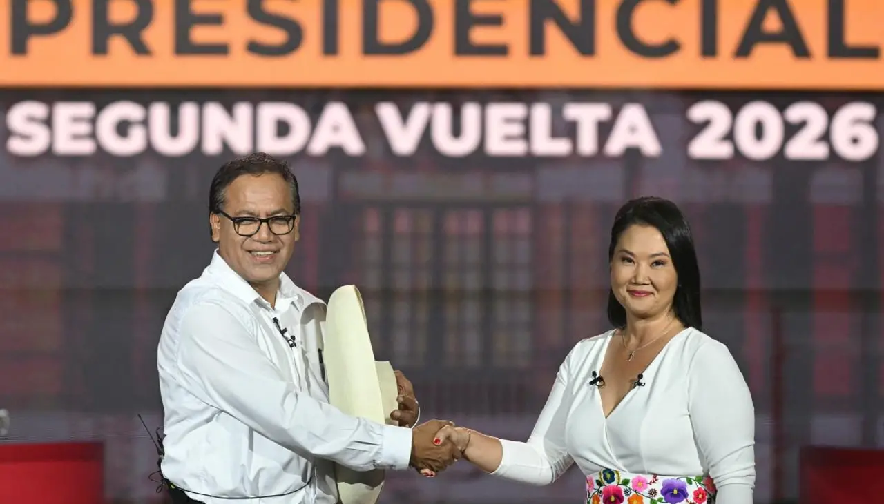 Fujimori aventaja levemente a Sánchez a una semana de balotaje en Perú, según sondeo