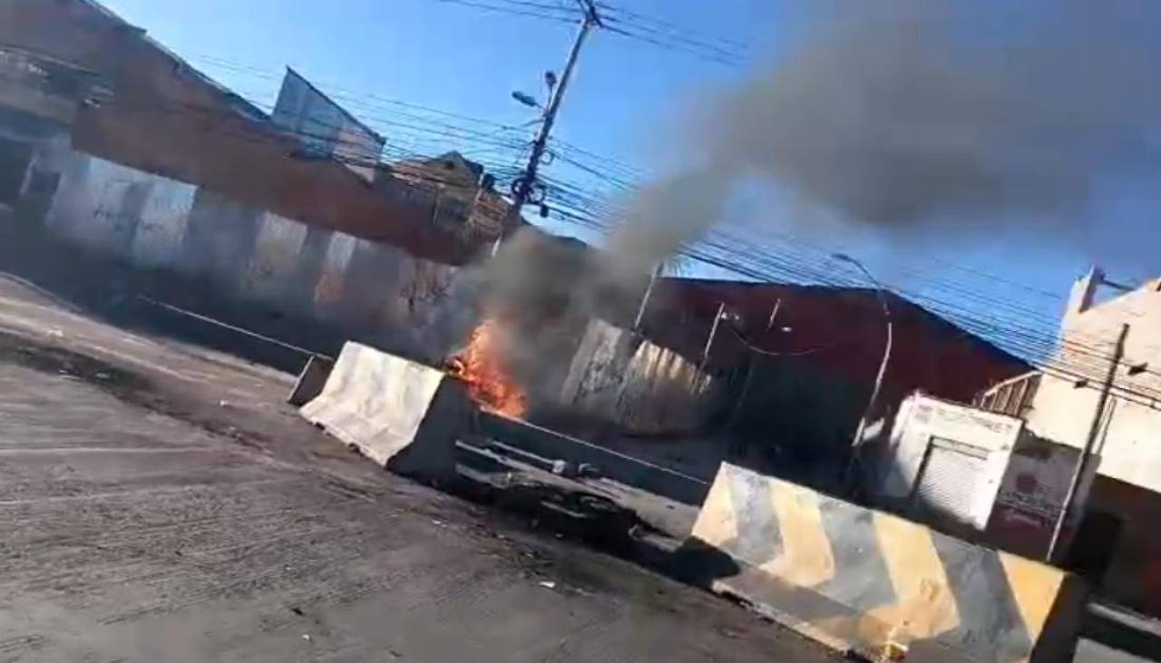 Denuncian que bloqueadores en El Alto quemaron la moto de un hombre que salió a comprar alimentos para su familia