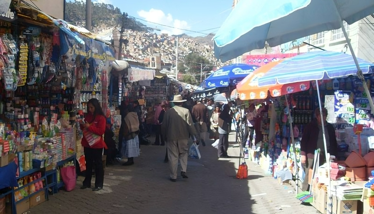 “Todo está caro”: Suben los precios de artículos de limpieza y pañales en La Paz, reportan compradores