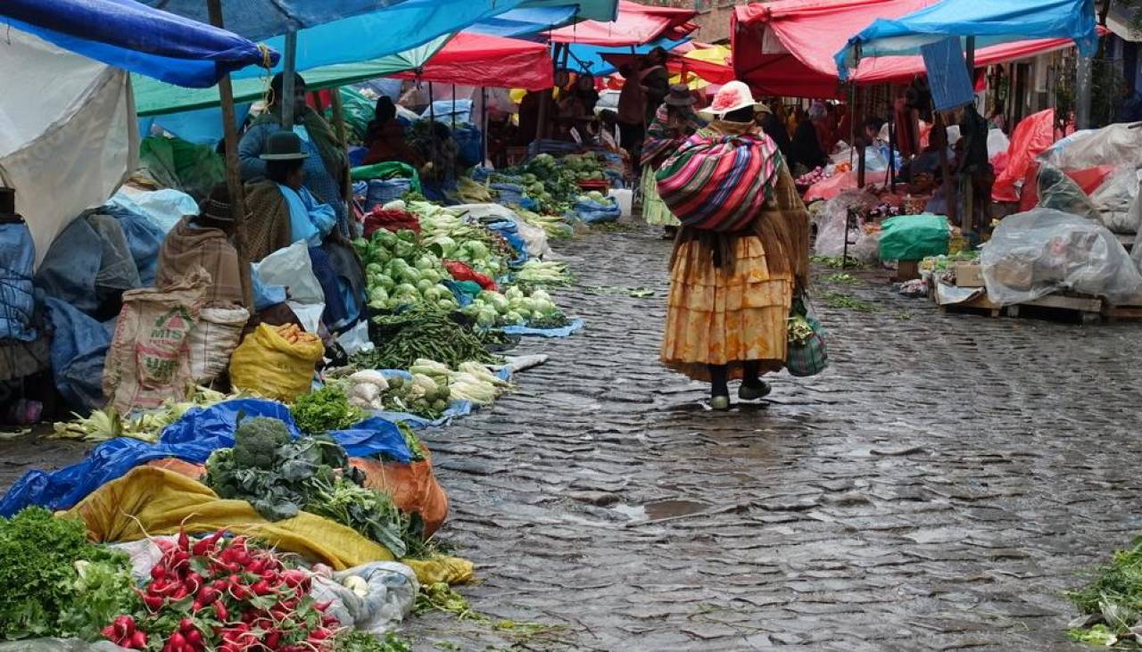 Productos suben de precio en los mercados paceños por la falta de diésel, dicen las vendedoras 