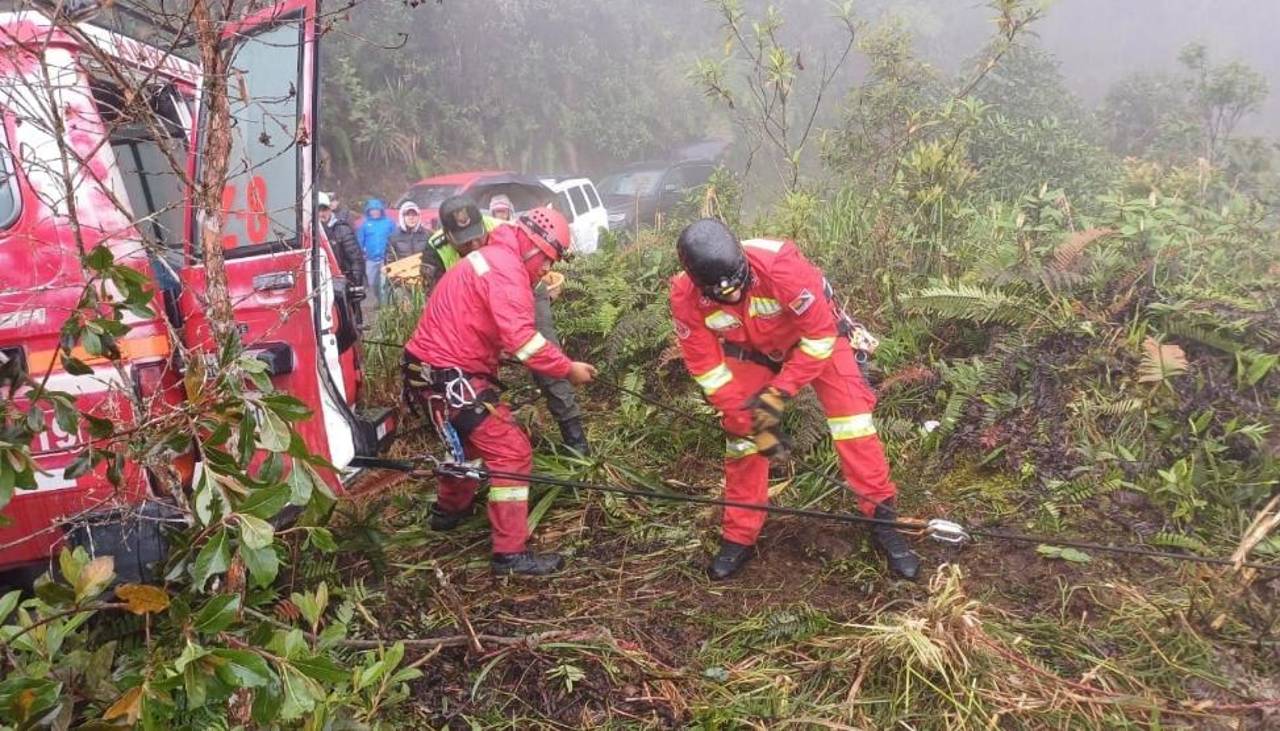 Dos muertos y tres heridos tras la caída de una vagoneta en la ruta a los Yungas, reporta la Policía 