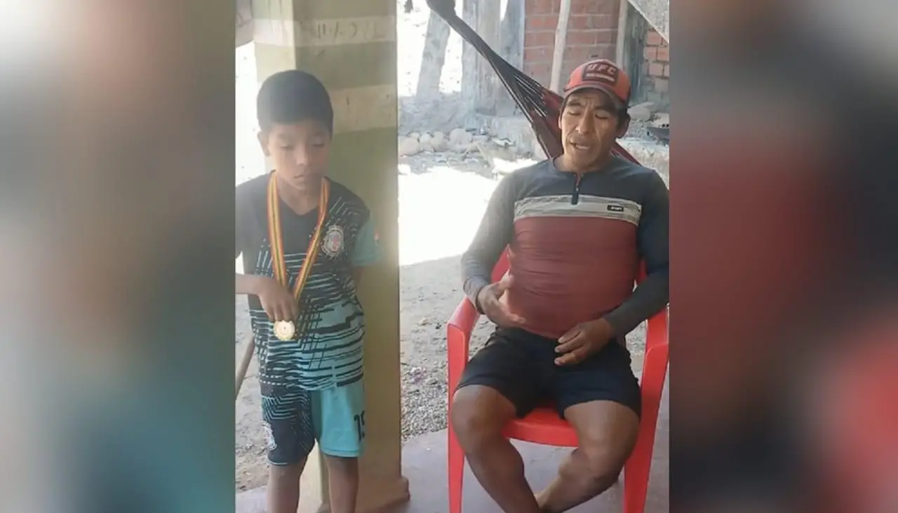 Niño corre con chinelas y le gana a sus compañeros que estaban con zapatillas