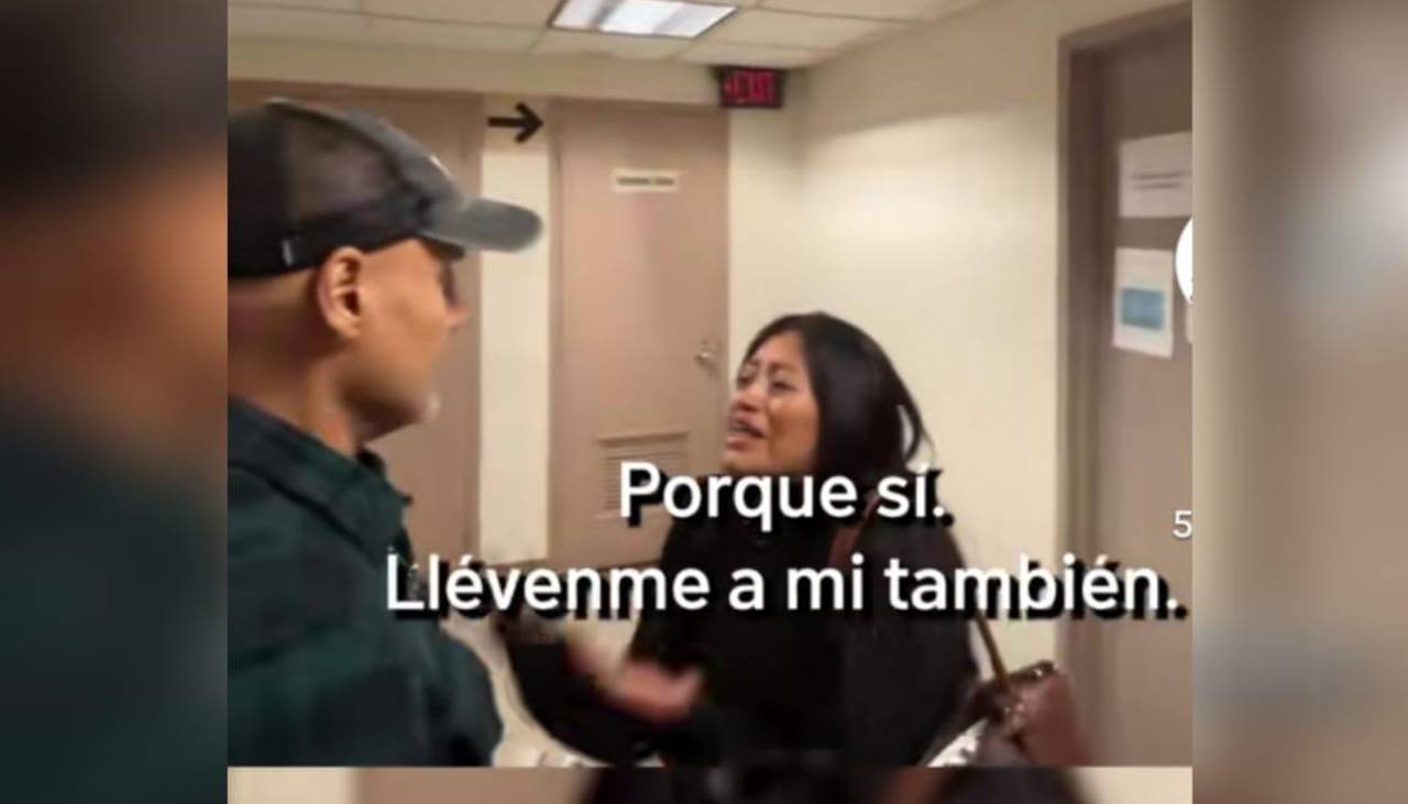 Agente migratorio de EEUU empuja de forma violenta a una ecuatoriana inmigrante frente a sus hijos