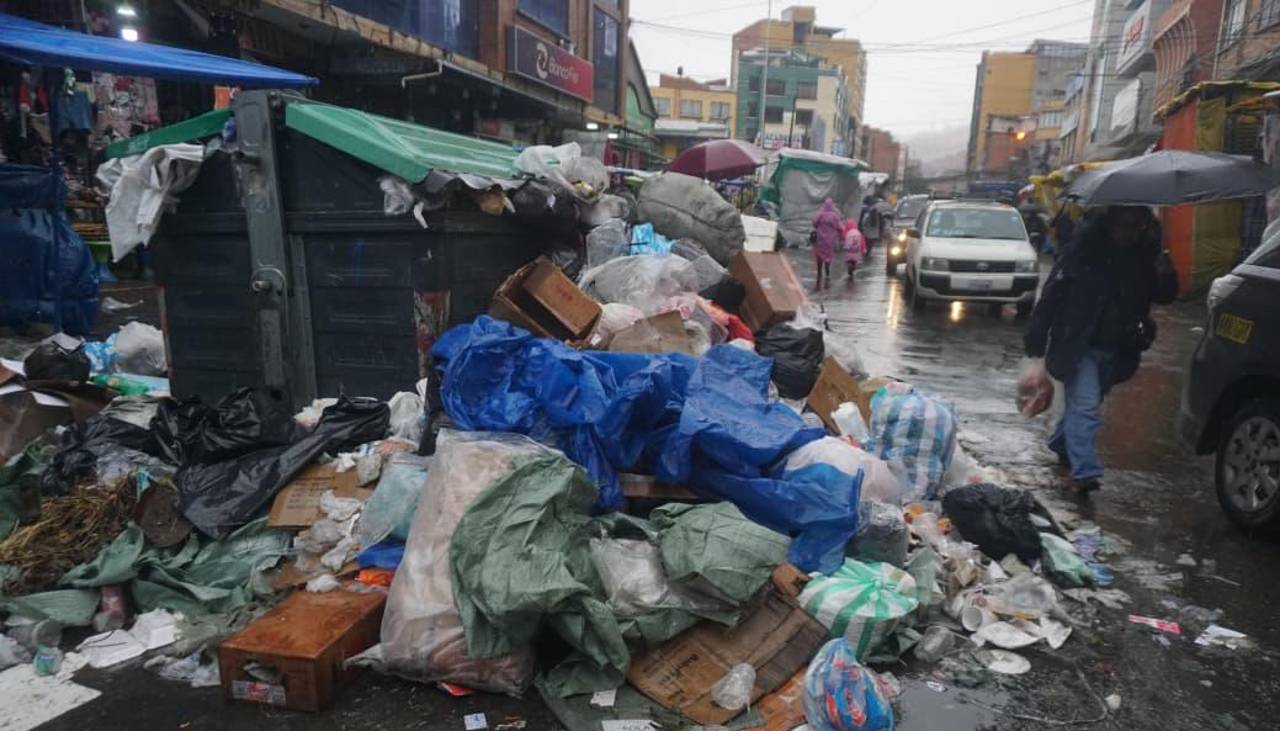 Defensoría presenta acción popular para exigir el recojo de basura acumulada en La Paz