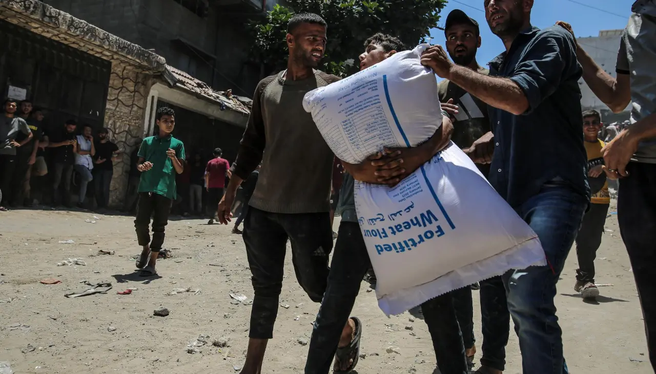 Ataque de Israel mata al menos a 63 palestinos en Gaza, 7 de ellos mientras aguardaban comida
