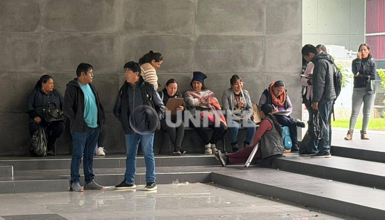 Caso Mutualista: Comerciantes mantienen vigilia en el ingreso de la Quinta Municipal