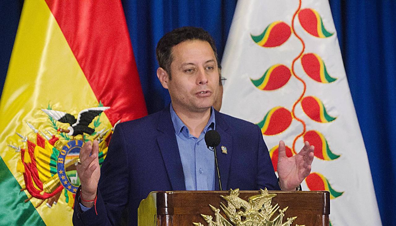 Lara dice que quedó como “empleado” del ministro Lupo y anuncia “acciones constitucionales” contra el DS 5552