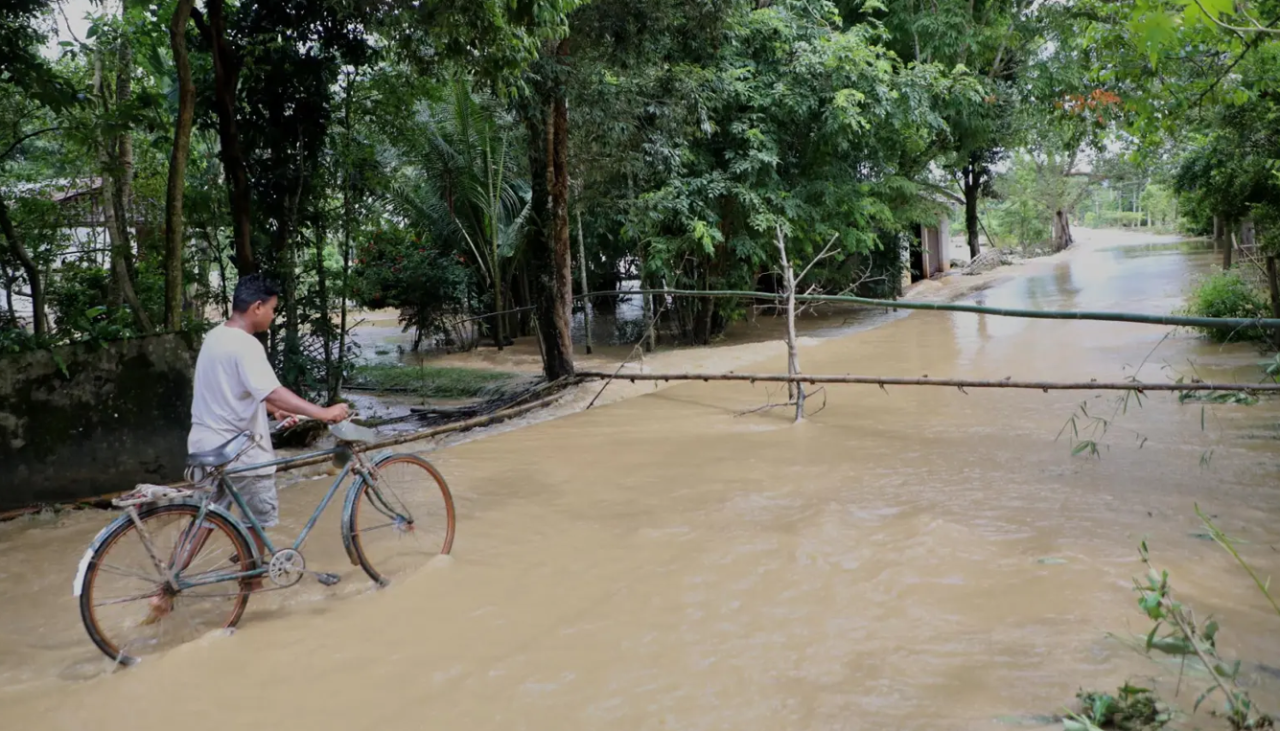 Más de 100 muertos en India por inundaciones y aludes causados por el monzón