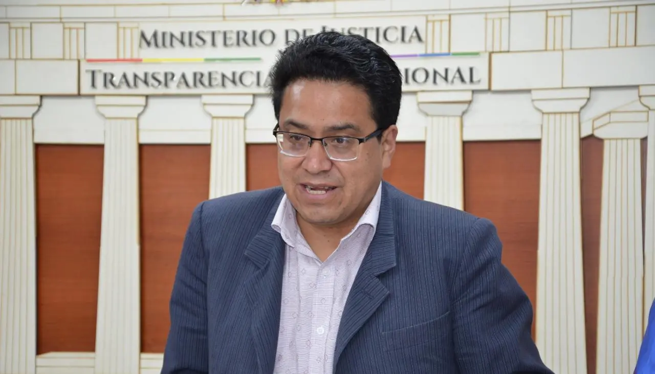 Ministro Siles pedirá detención preventiva para la juez Moreno; calificó de “delincuencial e ilegal” la anulación de orden de aprehensión contra Evo