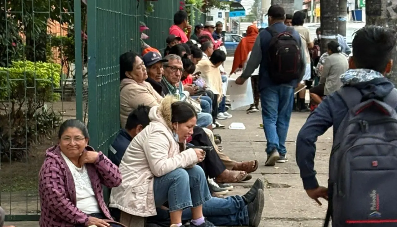 Santa Cruz: Tras cuarto intermedio al paro del sector salud vuelven las filas al Hospital San Juan de Dios