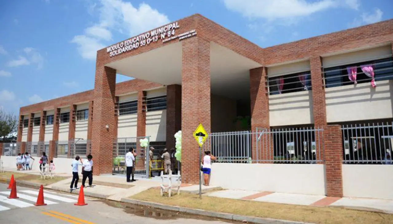 Empresa denuncia que la Alcaldía cruceña le adeuda Bs 8 millones por pupitres dotados el 2023