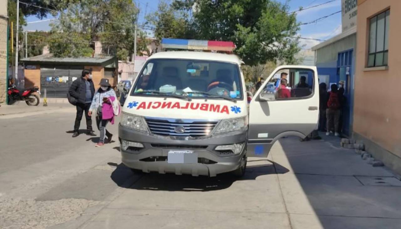 Médicos retiran un cuchillo incrustado en la cabeza de un joven de 20 años en La Paz 