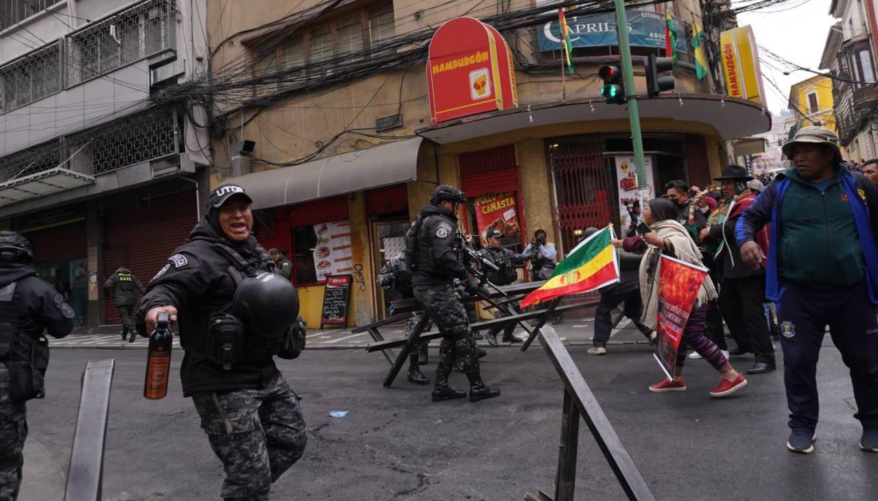 Tensión en la Federación Túpac Katari durante marcha de campesinos que busca “recuperar” su sede