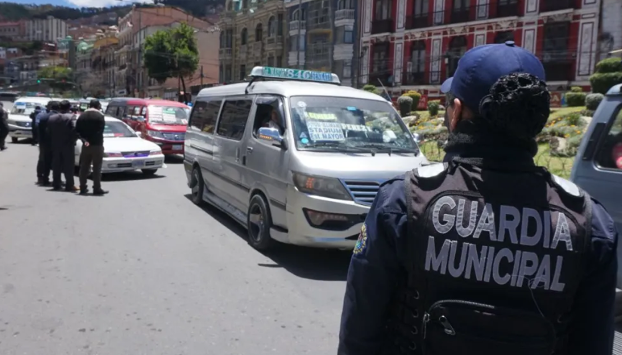 Dos guardias municipales que iban en motocicleta resultaron heridos tras ser embestidos por un vehículo