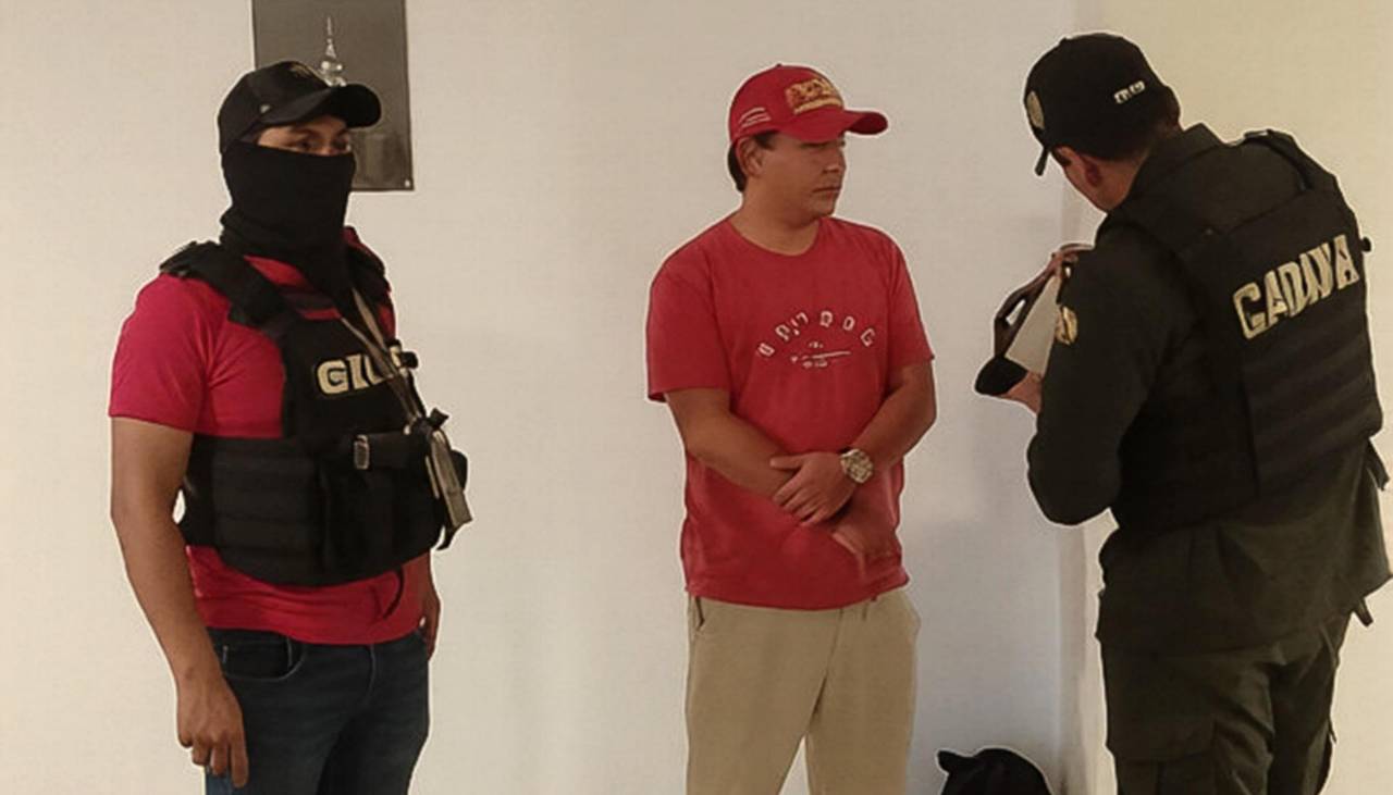 Hijo de Luis Arce llega al Palacio de Justicia para su audiencia cautelar