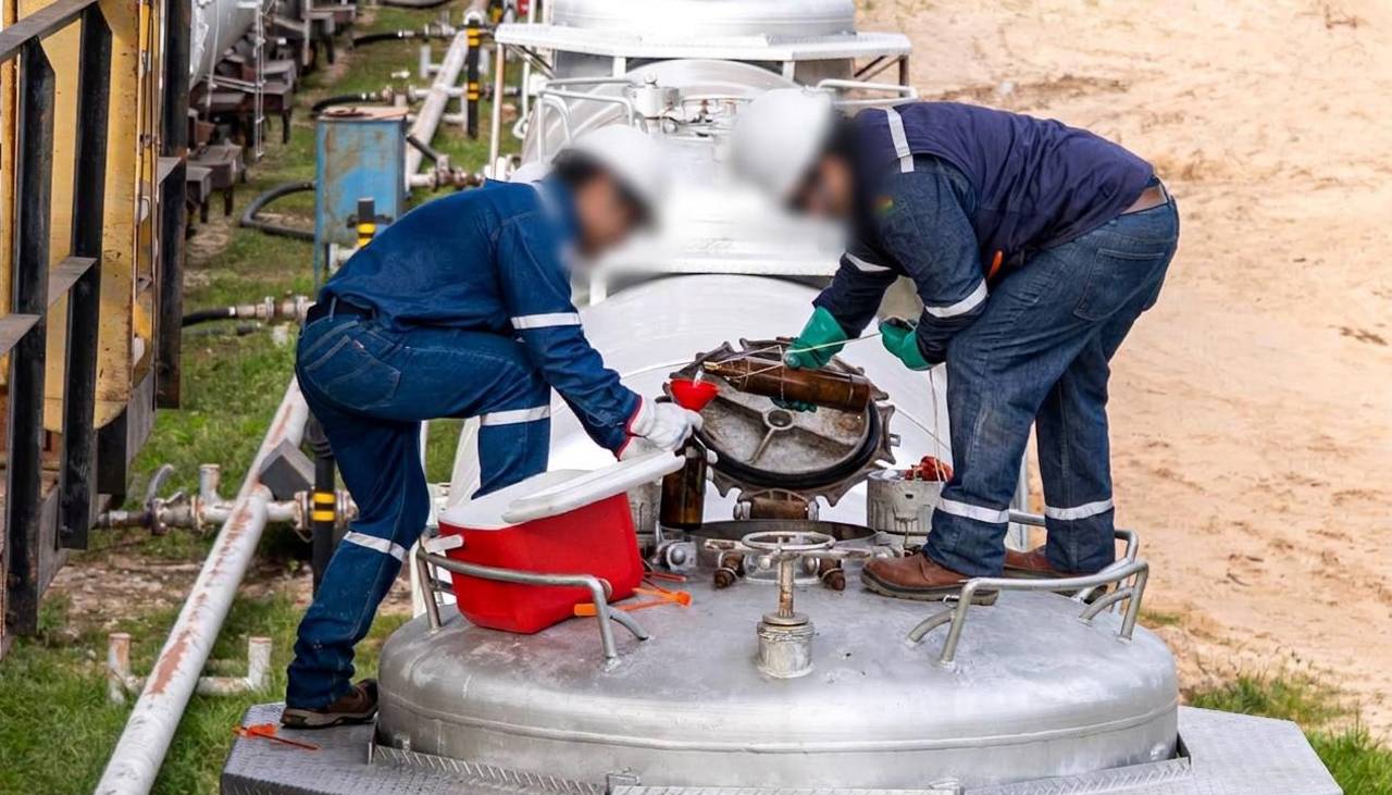 Gobierno dice que identificó a personal de YPFB y la ANH presuntamente implicado en desvío de combustible 