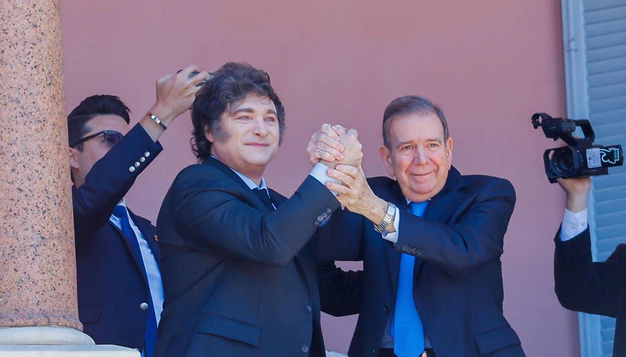 Argentina: Javier Milei recibe a Edmundo González y saludan desde el balcón de la Casa Rosada