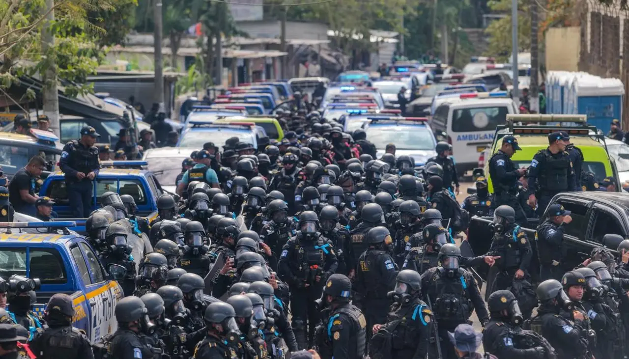 Presidente de Guatemala decreta estado de sitio tras asesinato de policías por pandilleros