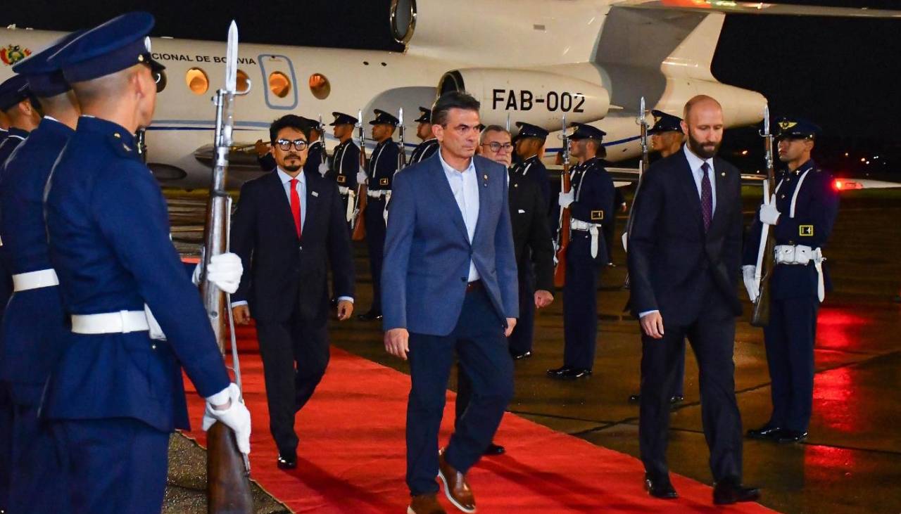 Paz llega a Paraguay para la Cumbre del Mercosur; este lunes se reunirá con Santiago Peña