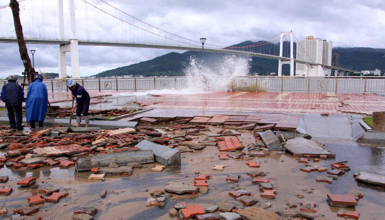 Al menos dos muertos y 15.000 viviendas inundadas por la tormenta Trami en Vietnam