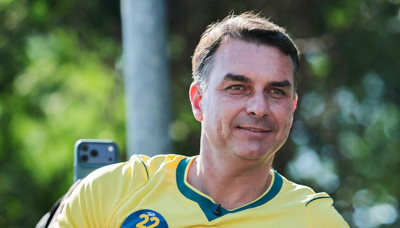 Flávio Bolsonaro sigue al frente pero Lula recorta distancias, con el 64% del escrutinio