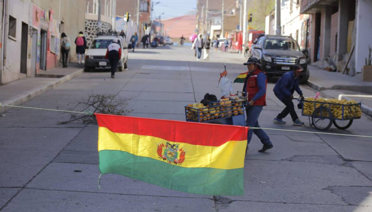 Cuarto día de bloqueo en Potosí: Vecinos salen a las calles en protesta por el incremento de pasaje que exigen choferes