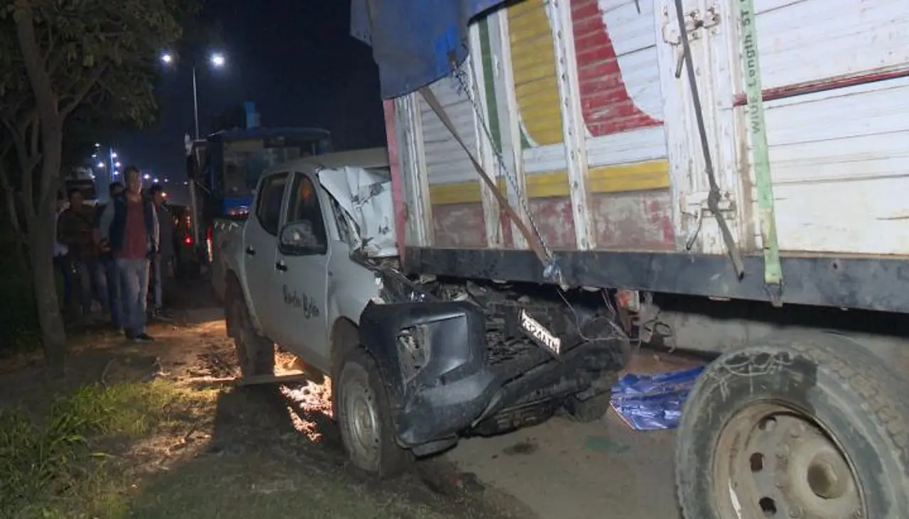 Una camioneta impacta contra un camión estacionado en la carretera a Cotoca
