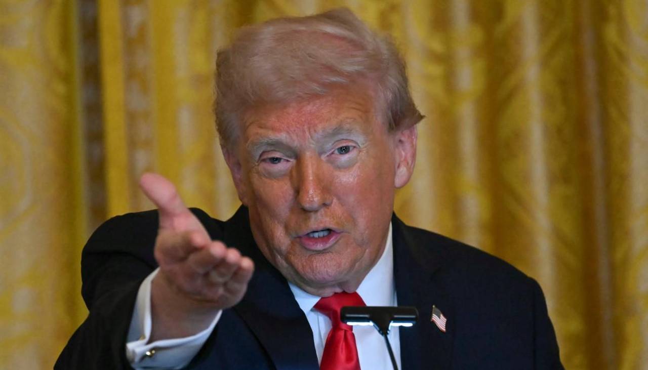 Jueza bloquea temporalmente los despidos de la administración Trump