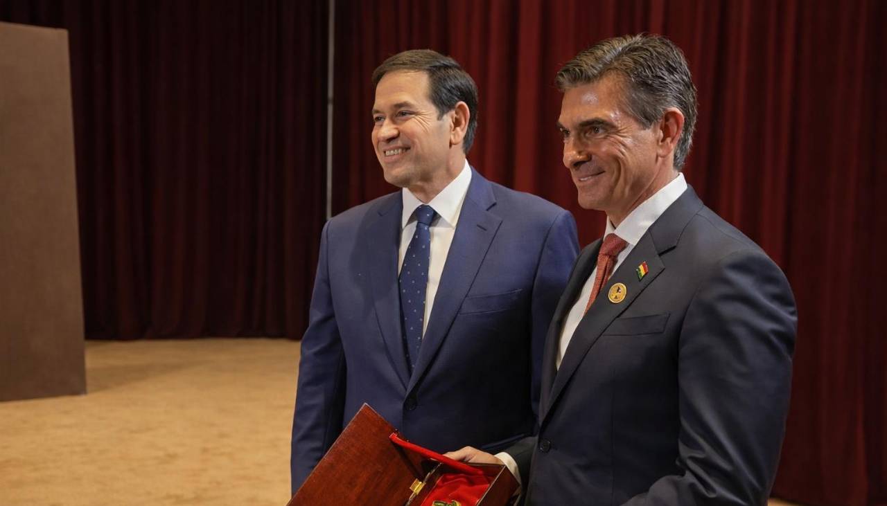 “Se cumplió la promesa”: Paz recibe el crucifijo que su padre entregó a George Busch en 1990