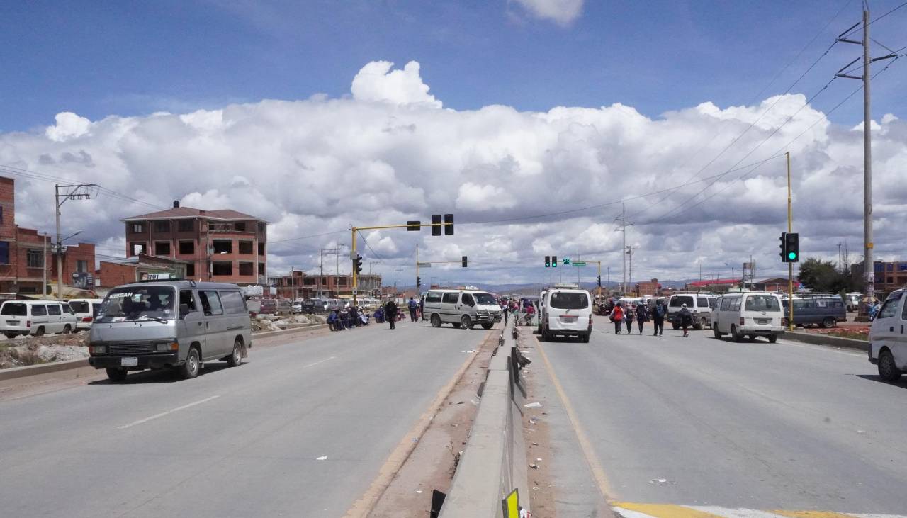 Transportistas de Viacha se suman a bloqueos en la carretera hacia El Alto por problemas con la gasolina