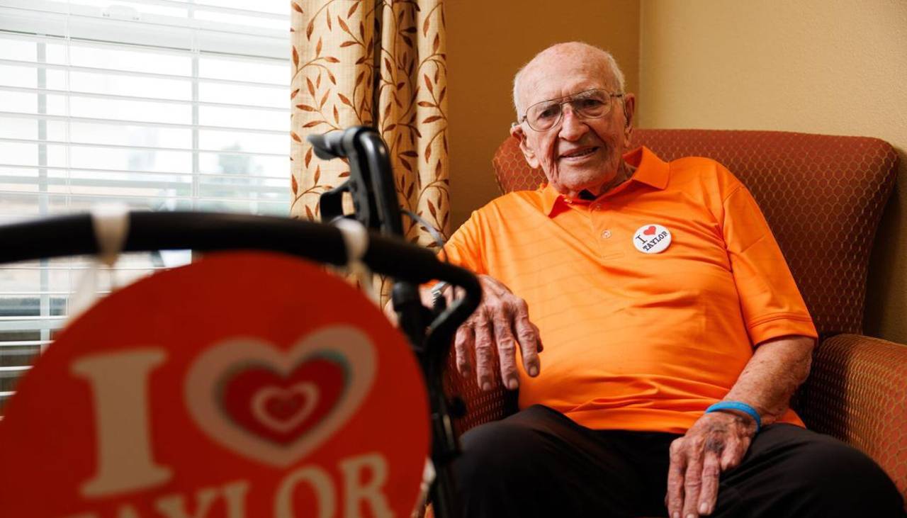 Un hombre de 95 años dirige un club de fans de Taylor Swift desde un asilo 