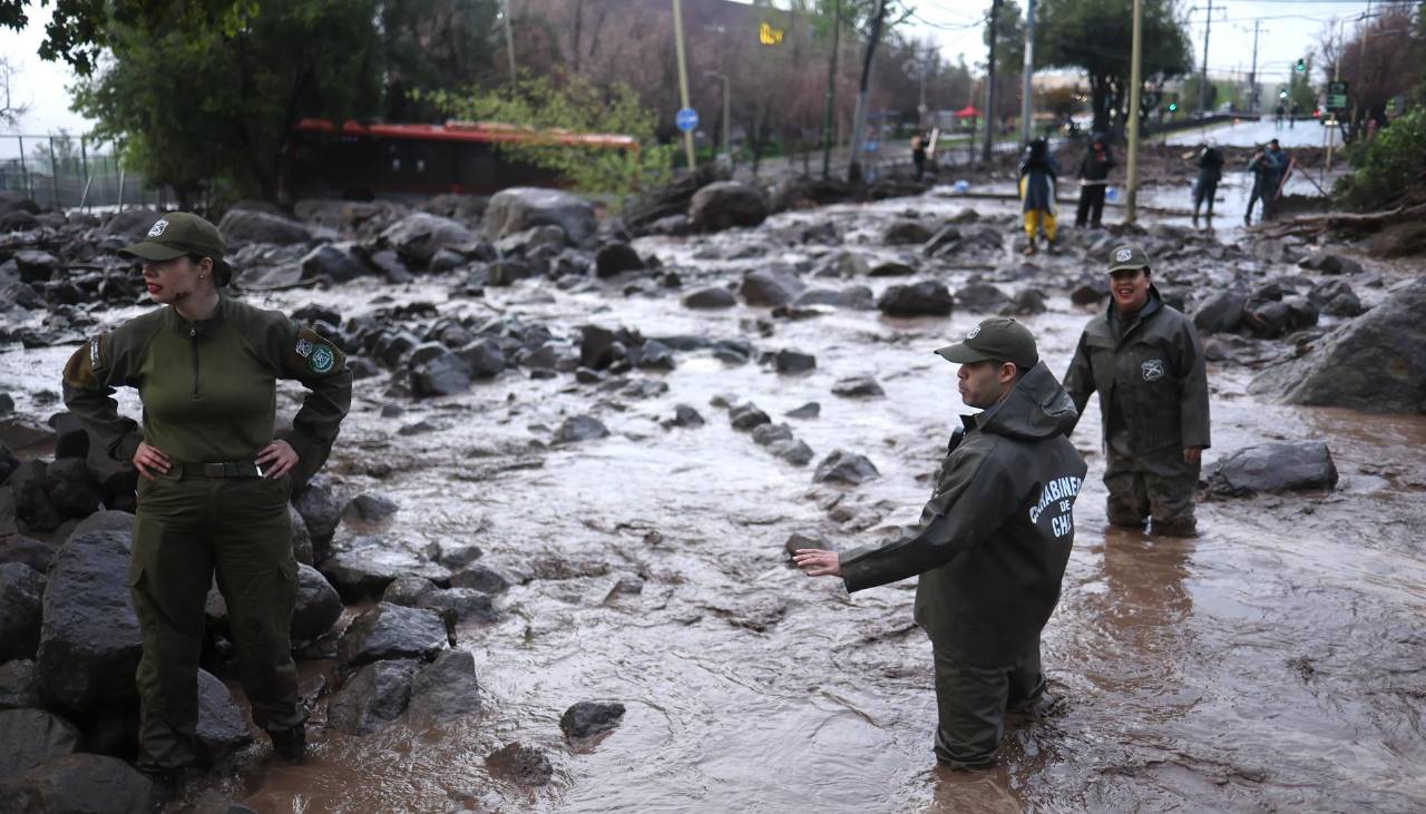 Aluvión deja al menos seis heridos y calles inundadas de barro en Santiago de Chile